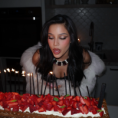 Emilia Mernes cumplió 30 años: las fotos del festejo íntimo con Duki, amigos y familia